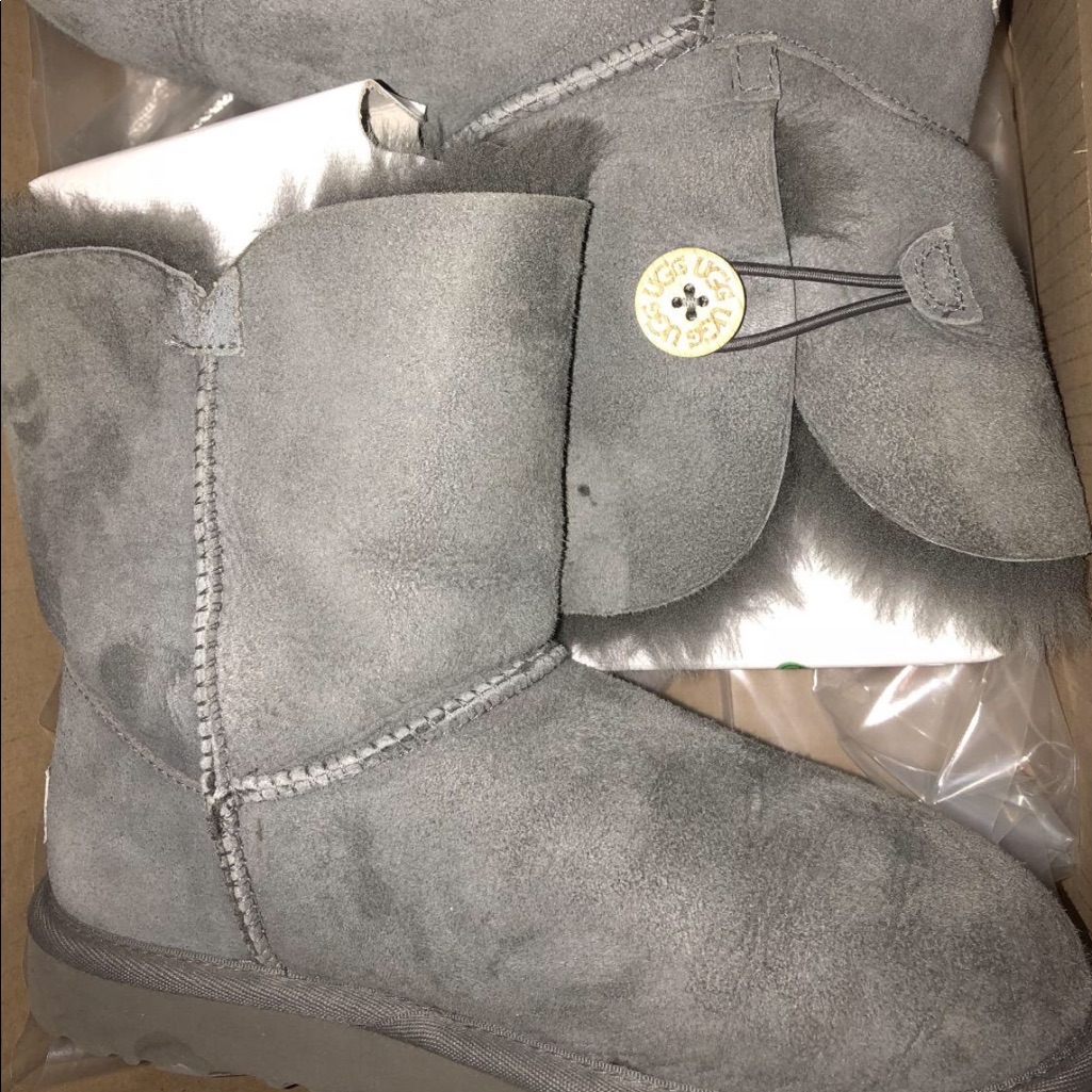 Ugg Bailey Button Size 4